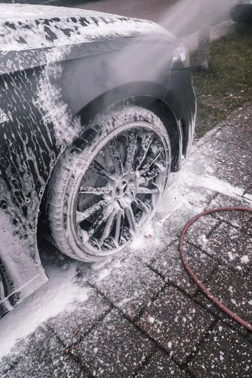 Spălare profesională cu spumă activă — detailing exterior auto